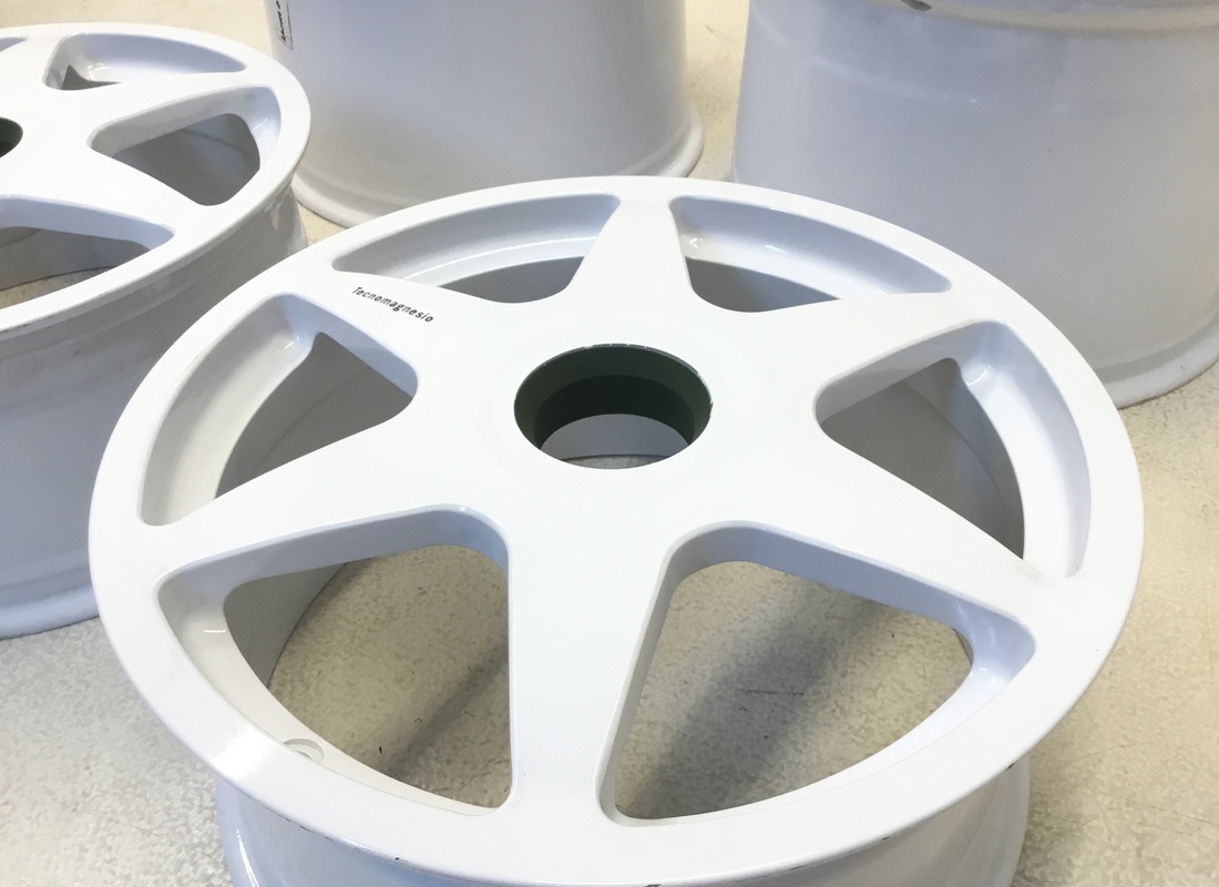 NEW Lamborghini SVR WHITE RACING CENTRE LOCK Wheels SET. PART NUMBER LWHE046 (4)