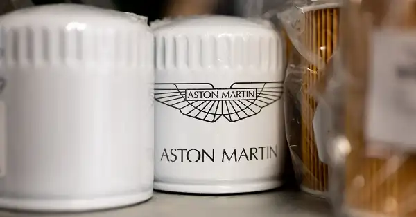 Una selezione di ricambi originali Aston Martin su uno scaffale nel magazzino Eurospares.