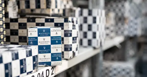 Des centaines de pièces d'origine Maserati dans des boîtes de marque dans l'entrepôt Eurospares.