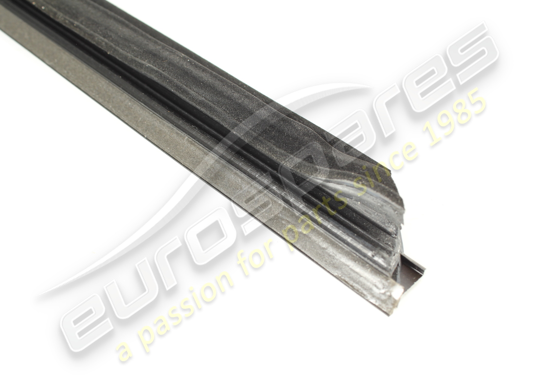 used maserati lh outer glass scraper gask. part number 82076100 (4)