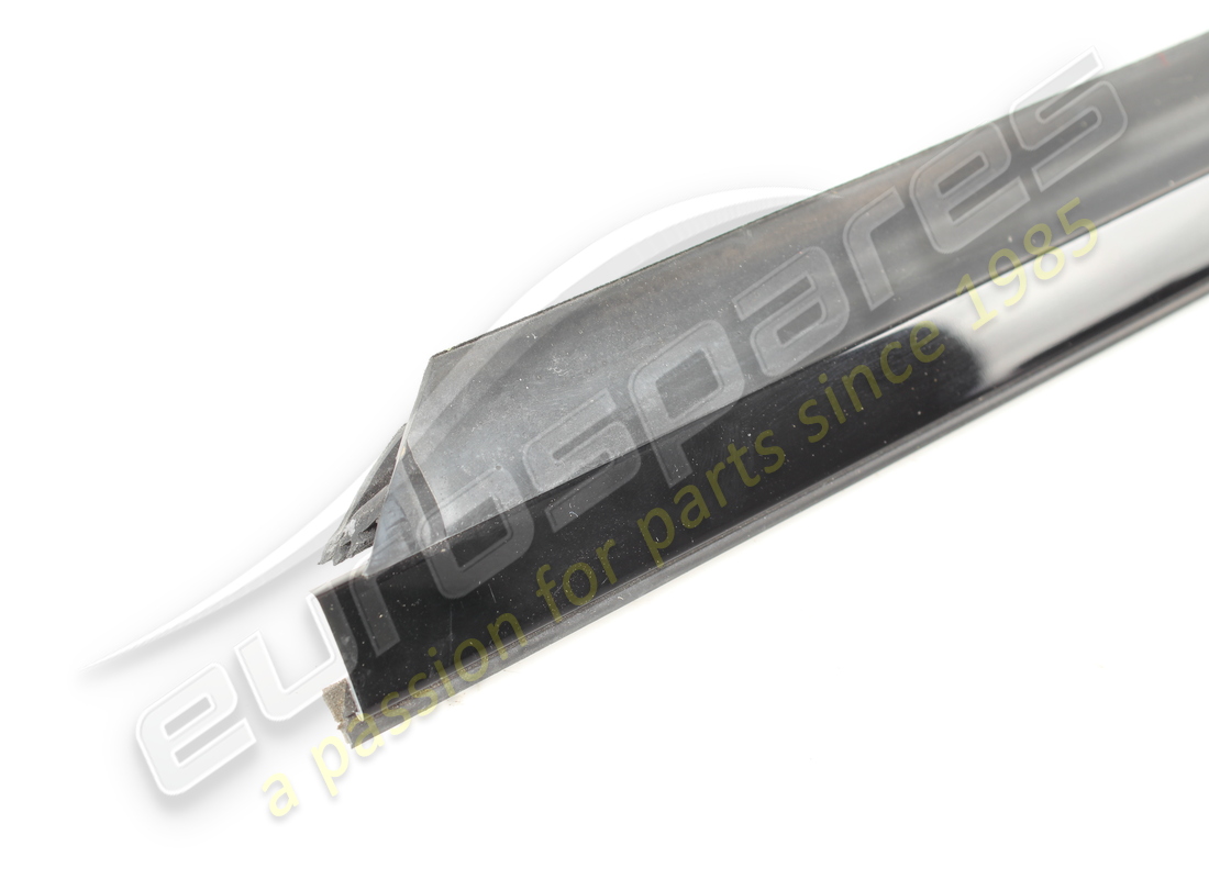 used maserati lh outer glass scraper gask. part number 82076100 (2)