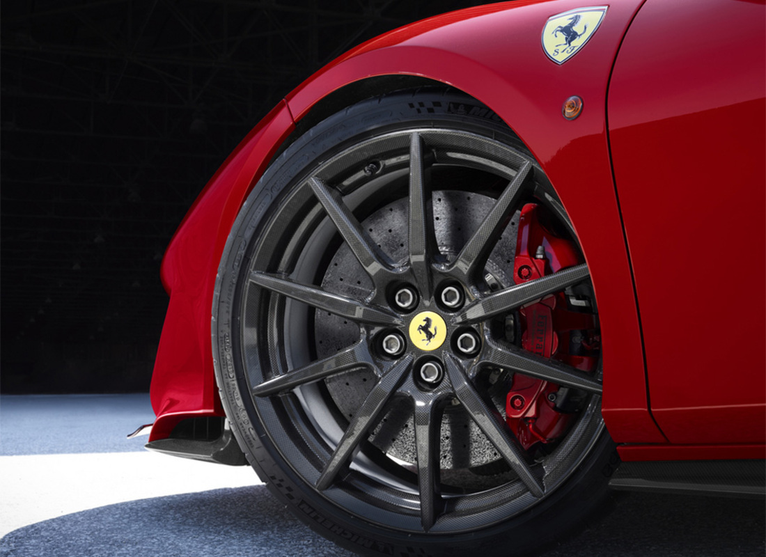 NEW FERRARI CARBON WHEELS KIT WITH TYRES & TITANIUM BOLTS. PART NUMBER 70005177 (1) new ferrari carbon wheels kit with tyres & titanium bolts. part number 70005177 (1)