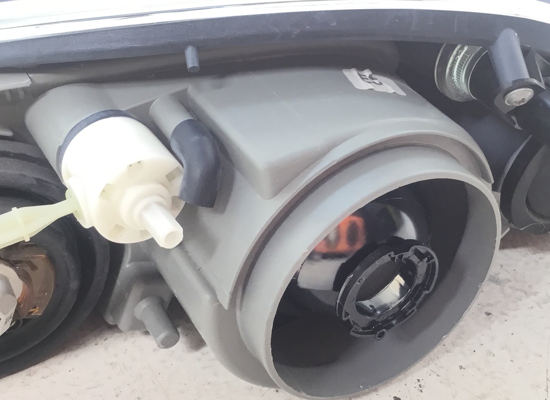 USED FERRARI RH HEAD LIGHTBLACK DAYTONA. PART NUMBER 72001186 (2) used ferrari rh head lightblack daytona. part number 72001186 (2)