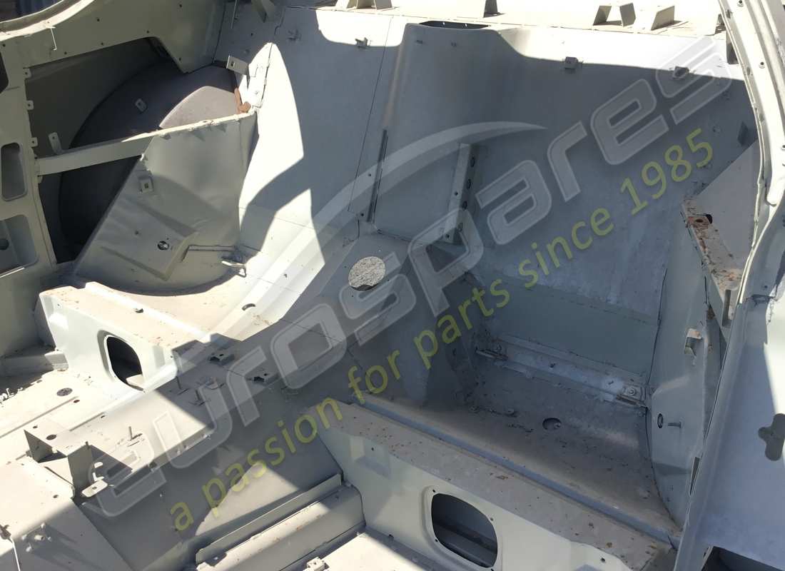 NEW FERRARI FERRARI 456 COMPLETE BODYSHELL. PART NUMBER 64318000 (4) new ferrari ferrari 456 complete bodyshell. part number 64318000 (4)