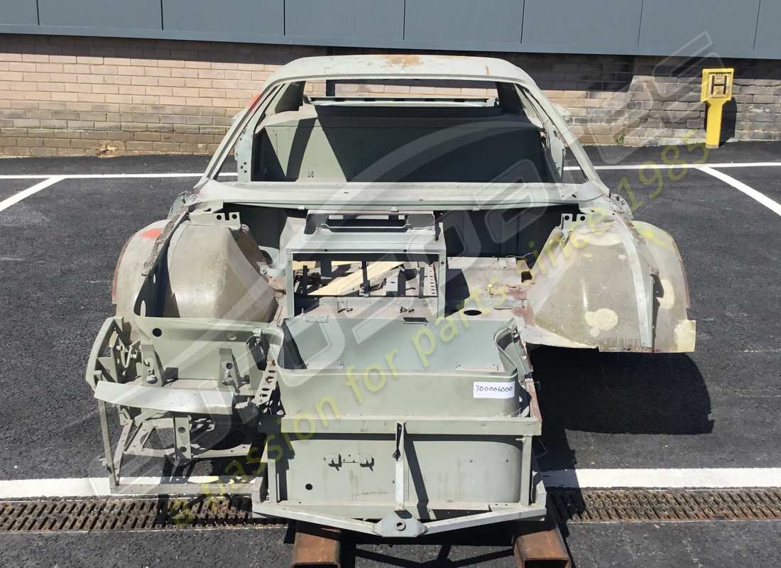 NEW FERRARI FERRARI TESTAROSSA COMPLETE BODYSHELL. PART NUMBER 700006000 (2) new ferrari ferrari testarossa complete bodyshell. part number 700006000 (2)