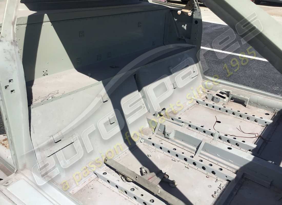 NEW FERRARI FERRARI TESTAROSSA COMPLETE BODYSHELL. PART NUMBER 700006000 (4) new ferrari ferrari testarossa complete bodyshell. part number 700006000 (4)