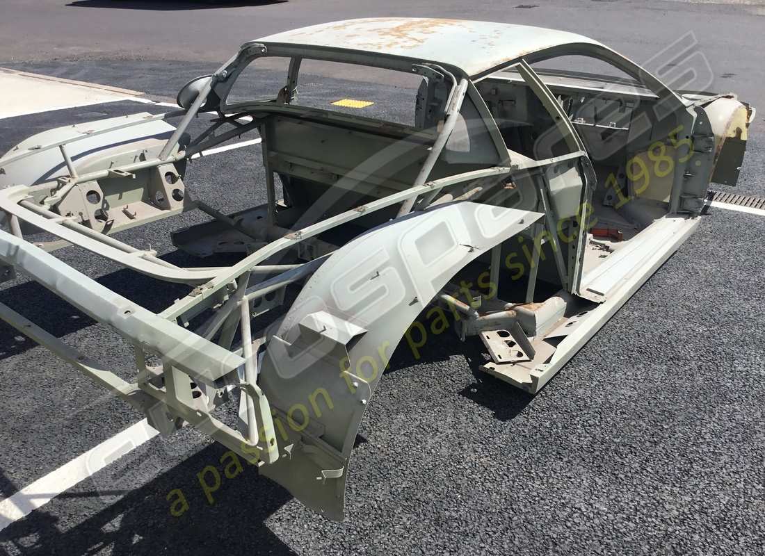 NEW FERRARI FERRARI TESTAROSSA COMPLETE BODYSHELL. PART NUMBER 700006000 (5) new ferrari ferrari testarossa complete bodyshell. part number 700006000 (5)