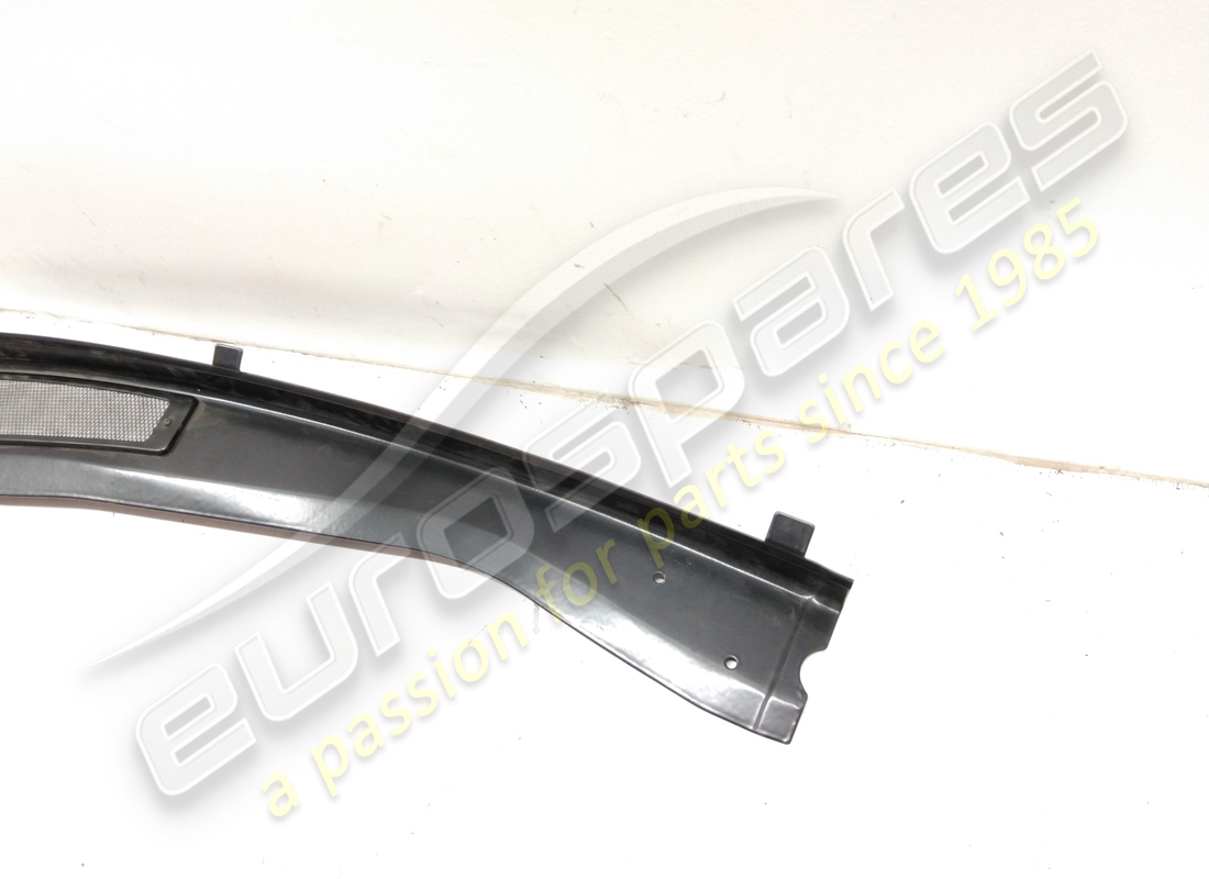 USED FERRARI RH OUTER MOLDING FOR GB/AU. PART NUMBER 65241700 (4) used ferrari rh outer molding for gb/au. part number 65241700 (4)