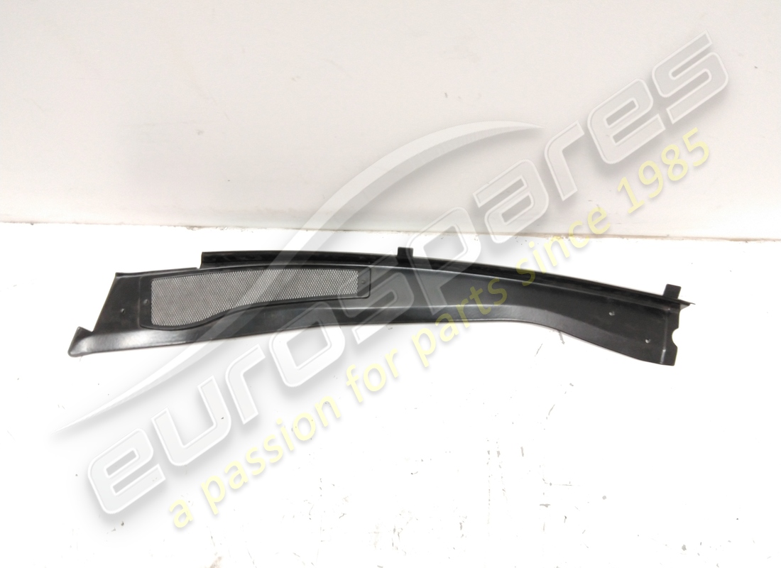 USED FERRARI RH OUTER MOLDING FOR GB/AU. PART NUMBER 65241700 (3) used ferrari rh outer molding for gb/au. part number 65241700 (3)