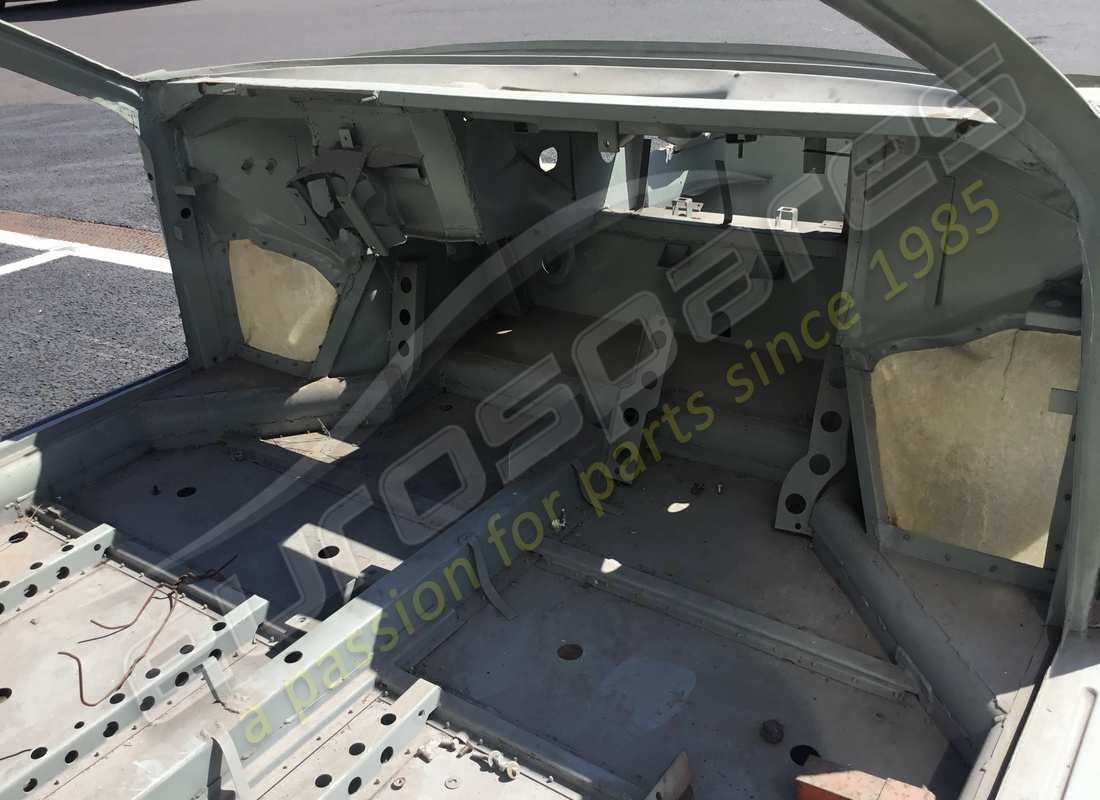 NEW FERRARI FERRARI TESTAROSSA COMPLETE BODYSHELL. PART NUMBER 700006000 (10) new ferrari ferrari testarossa complete bodyshell. part number 700006000 (10)