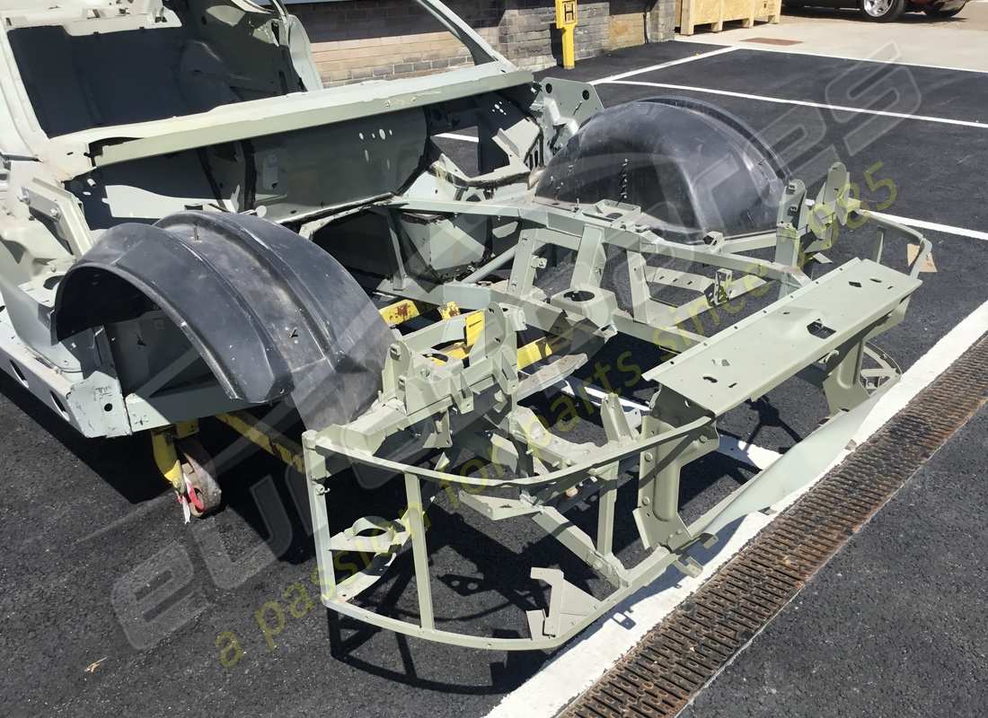 NEW FERRARI FERRARI 456 COMPLETE BODYSHELL. PART NUMBER 64318000 (10) new ferrari ferrari 456 complete bodyshell. part number 64318000 (10)