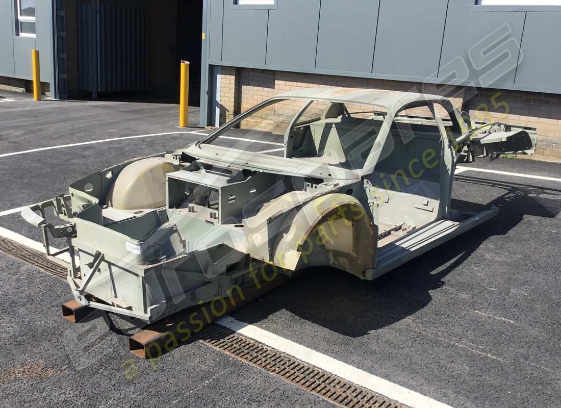 NEW FERRARI FERRARI TESTAROSSA COMPLETE BODYSHELL. PART NUMBER 700006000 (1) new ferrari ferrari testarossa complete bodyshell. part number 700006000 (1)