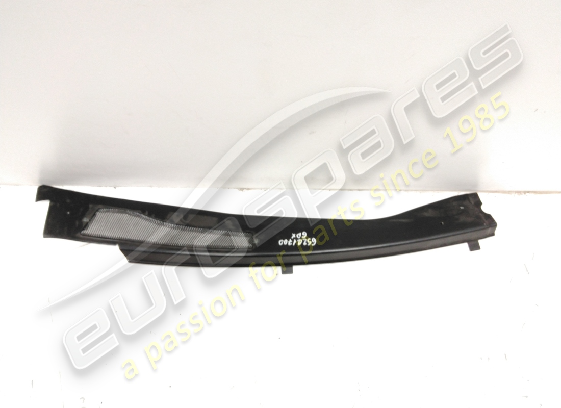 USED FERRARI RH OUTER MOLDING FOR GB/AU. PART NUMBER 65241700 (1) used ferrari rh outer molding for gb/au. part number 65241700 (1)