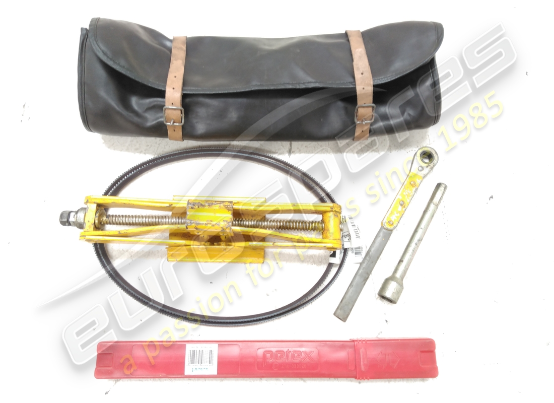 USED FERRARI JACK KIT. PART NUMBER 130423 (4) used ferrari jack kit. part number 130423 (4)