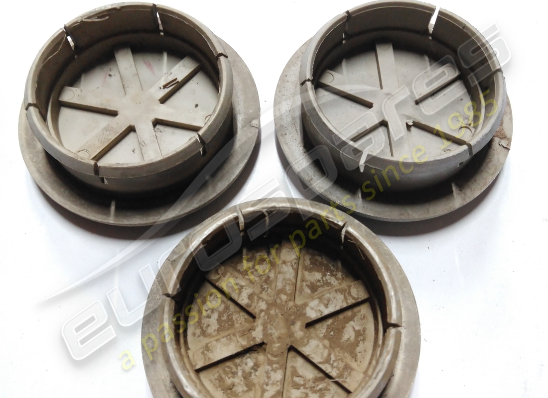 USED MASERATI WHEEL BADGE. PART NUMBER 387201362 (3) used maserati wheel badge. part number 387201362 (3)