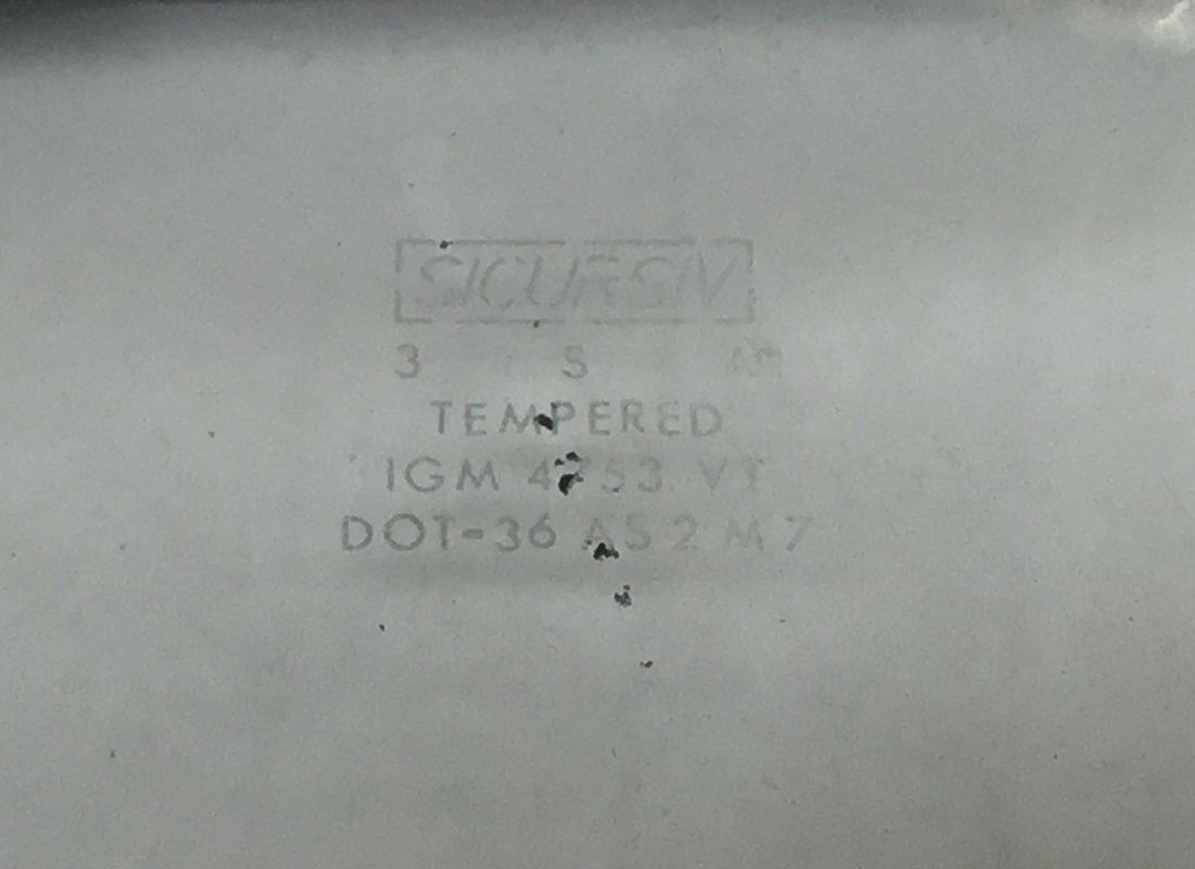 NEW FERRARI CRISTALLO LATERALE POSFERIORE CON CORNICE (DESTRO). PART NUMBER 202562 (2) new ferrari cristallo laterale posferiore con cornice (destro). part number 202562 (2)
