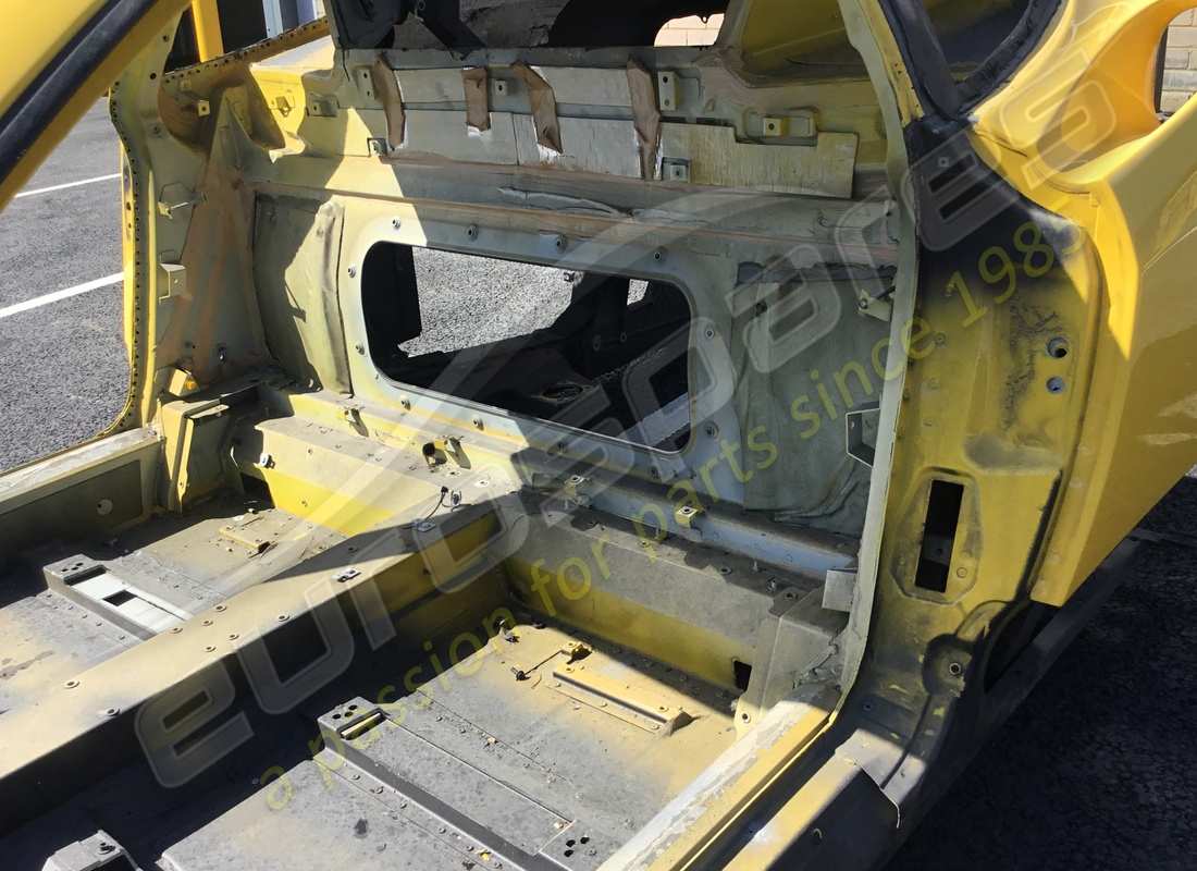 used ferrari lhd yellow bodyshell. part number 900040702 (8)