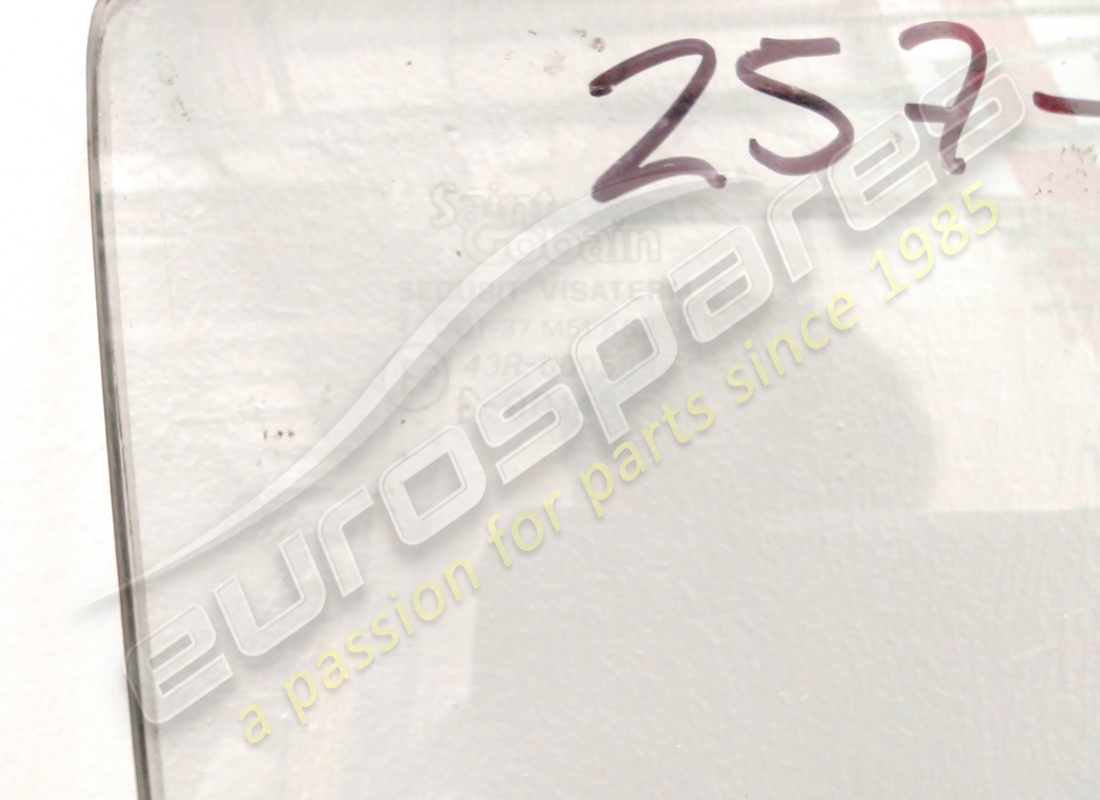 USED FERRARI RH DOOR GLASS TINTED. PART NUMBER 2573055200 (2) used ferrari rh door glass tinted. part number 2573055200 (2)