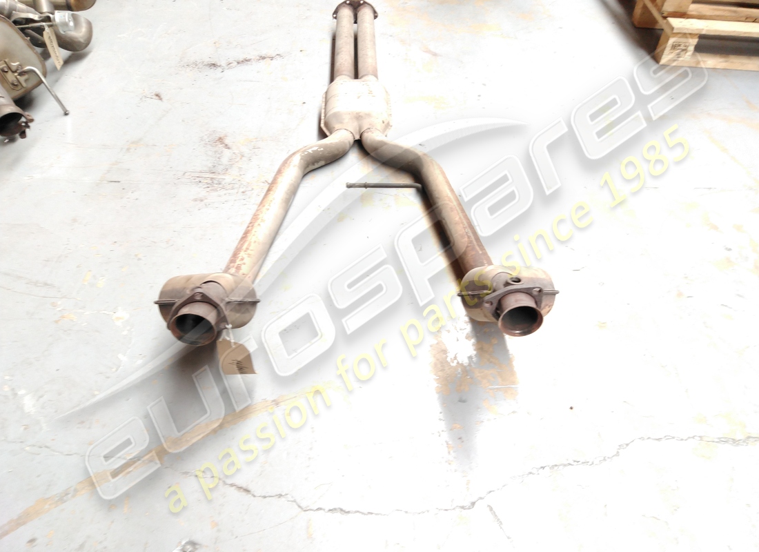 USED MASERATI MANIFOLD W/ PRECAT. AND CATA. PART NUMBER 389000104 (2) used maserati manifold w/ precat. and cata. part number 389000104 (2)