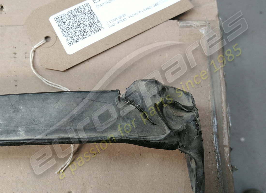 DAMAGED EUROSPARES LH INNER WINDOW SCRAPER & GASKET. PART NUMBER EAP1374011 (2) damaged eurospares lh inner window scraper & gasket. part number eap1374011 (2)