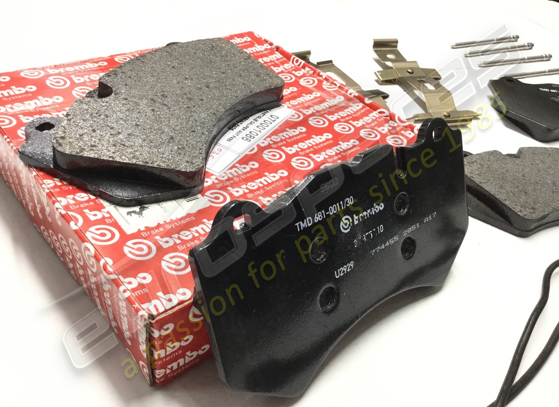 NEW FERRARI KIT OF FRONT PADS. PART NUMBER 70001086 (3) new ferrari kit of front pads. part number 70001086 (3)