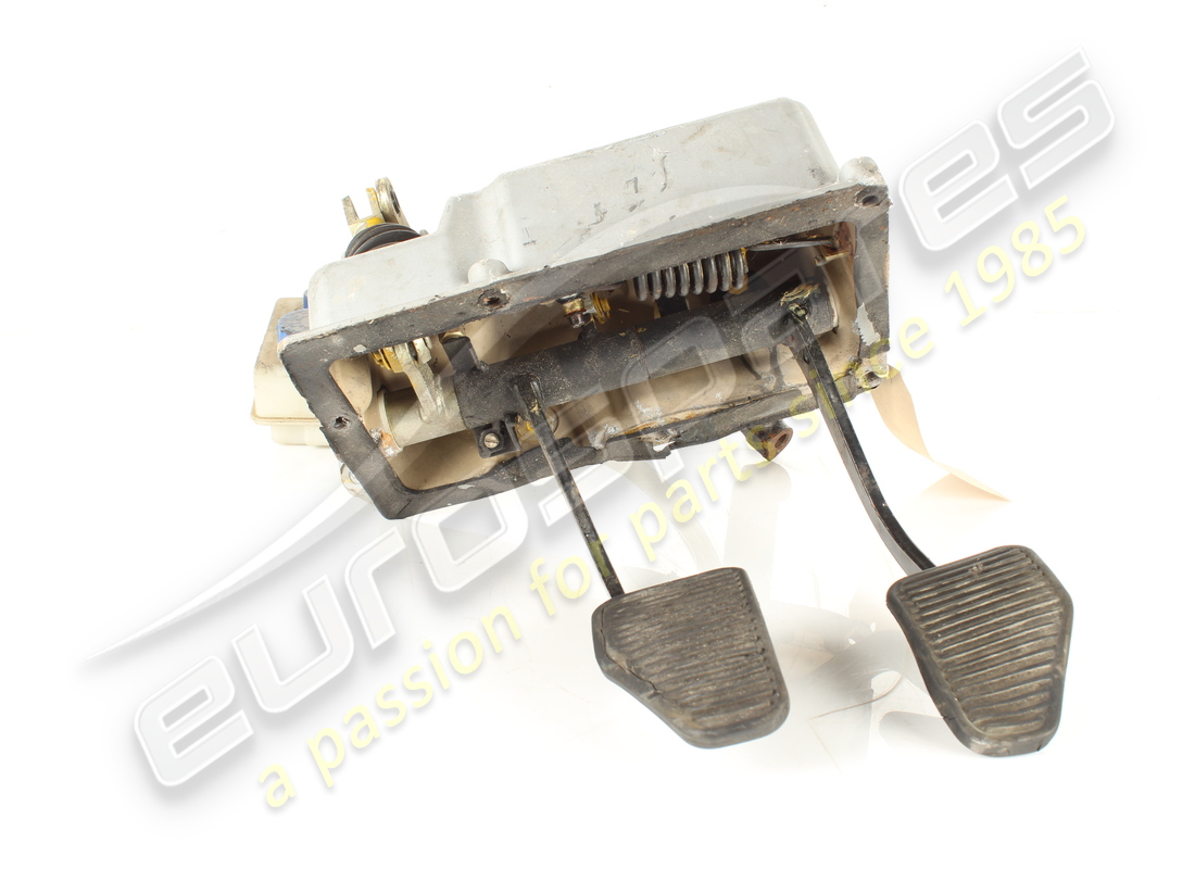 USED FERRARI PEDAL SUPPORT HOUSING LHD PART NUMBER 119158 (1) used ferrari pedal support housing lhd part number 119158 (1)