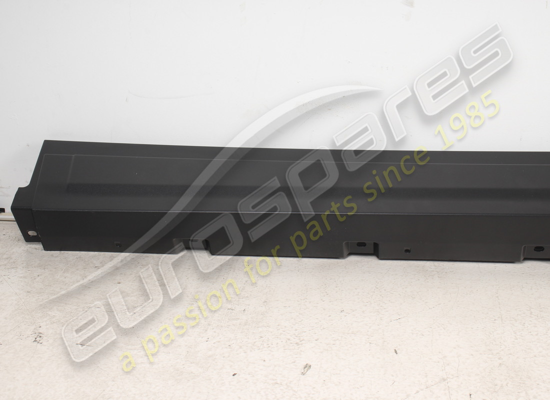 new maserati lh front door emossed mouldi. part number 670065825 (2)