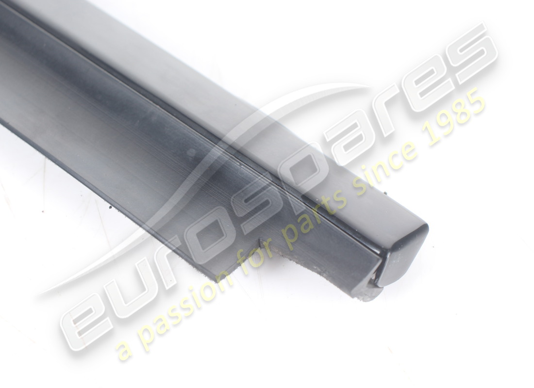 USED FERRARI RH MOULDING. PART NUMBER 61538900 (3) used ferrari rh moulding. part number 61538900 (3)