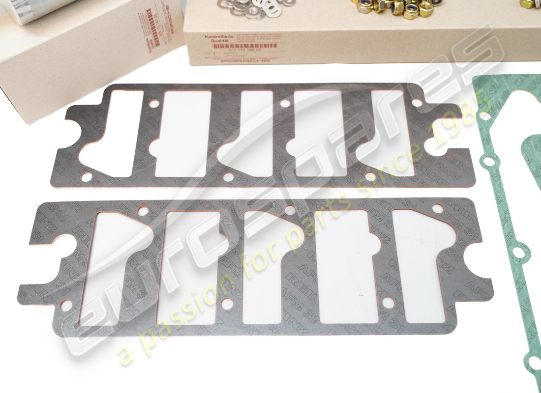 NEW PORSCHE MAINTENANCE SET - FOR 20,000 KM INTERVALS - COMPRISING: - D - MJ 1981>>. PART NUMBER 91110095601 (10) new porsche maintenance set - for 20,000 km intervals - comprising: - d - mj 1981>>. part number 91110095601 (10)