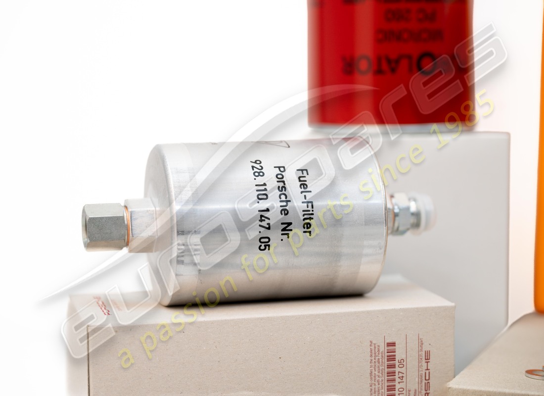 NEW PORSCHE MAINTENANCE SET - FOR 20,000 KM INTERVALS - COMPRISING: - D - MJ 1981>>. PART NUMBER 91110095601 (8) new porsche maintenance set - for 20,000 km intervals - comprising: - d - mj 1981>>. part number 91110095601 (8)