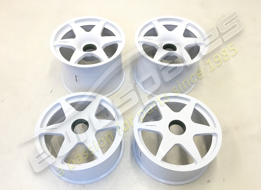 NEW LAMBORGHINI SVR WHITE RACING CENTRE LOCK WHEELS SET. PART NUMBER LWHE046 (2) new lamborghini svr white racing centre lock wheels set. part number lwhe046 (2)