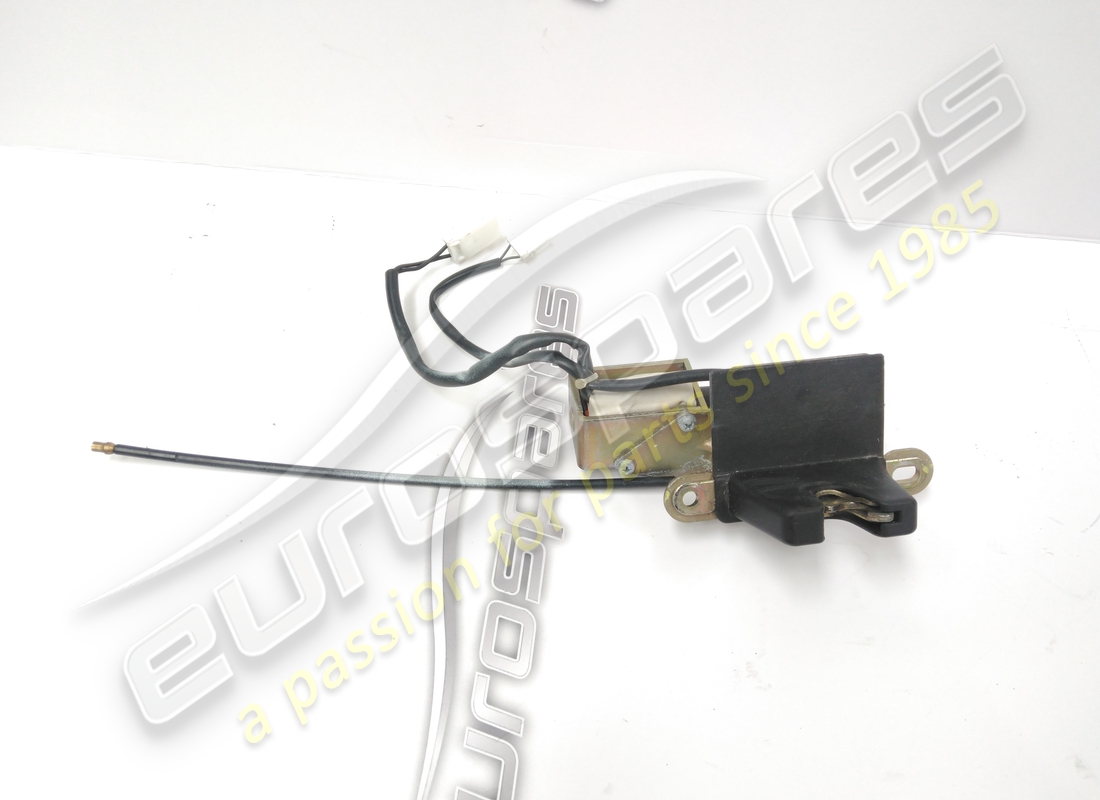 used maserati luggage compartment lock. part number 374730108 (3)