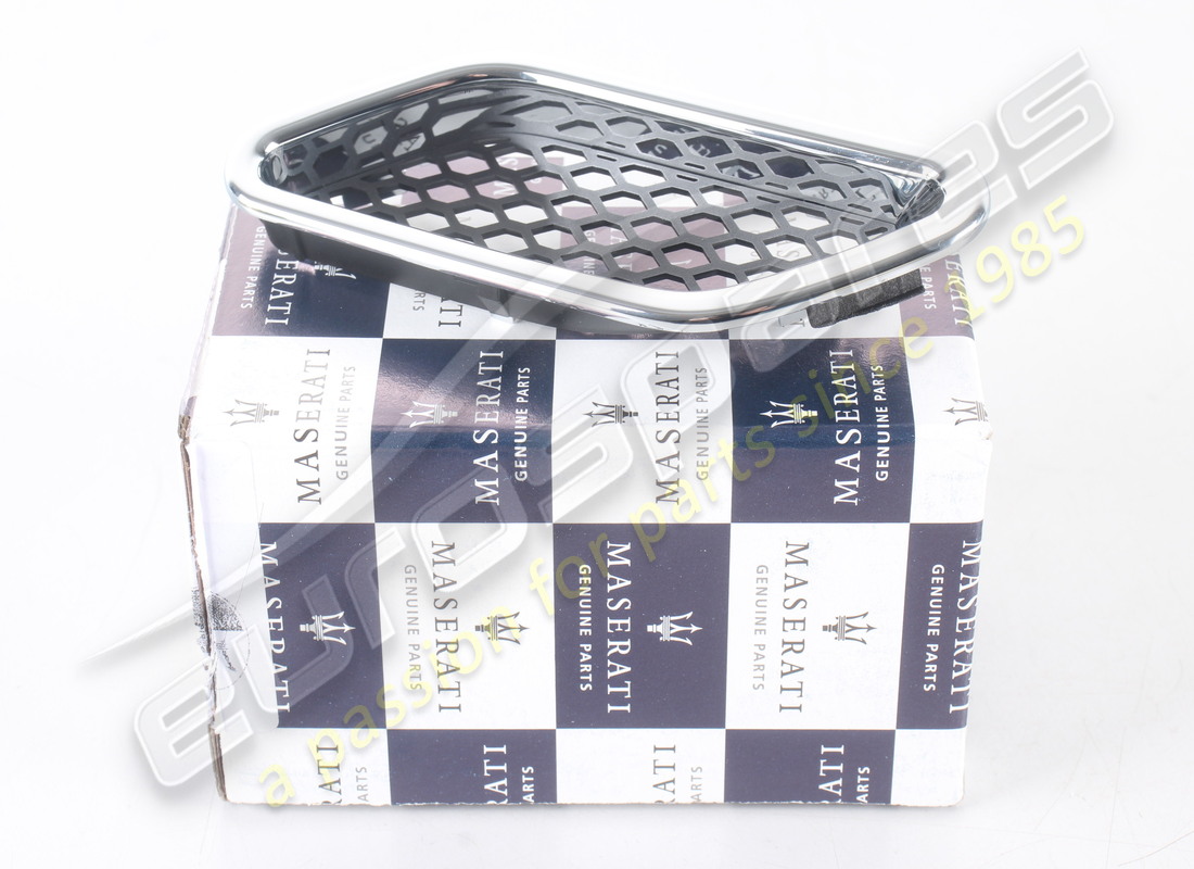 new maserati rh air intake grill. part number 68265300 (1)