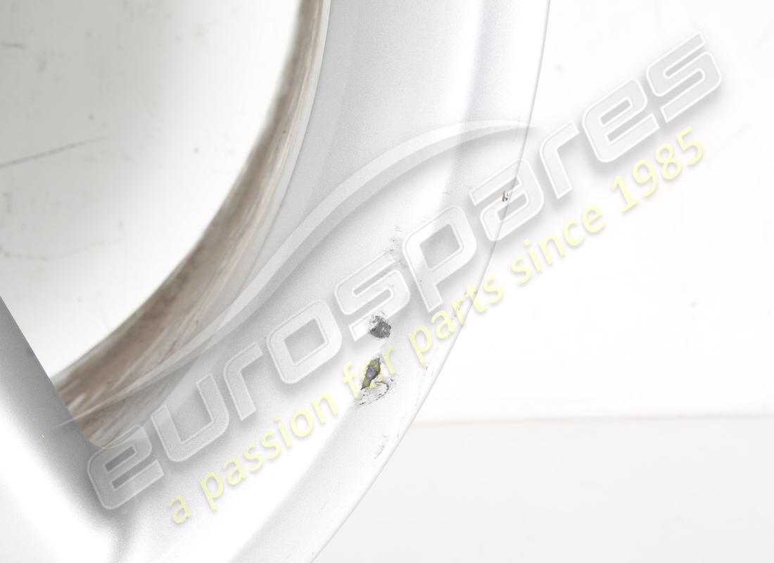 USED FERRARI REAR WHEEL (MAGNESIUM - SPEEDLINE). PART NUMBER 165112 (4) used ferrari rear wheel (magnesium - speedline). part number 165112 (4)