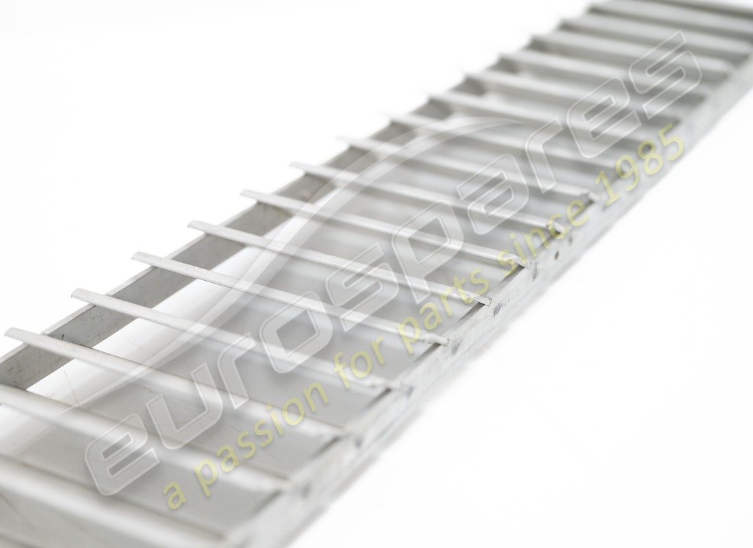 new (other) ferrari rh rear grille. part number 50308808 (2)