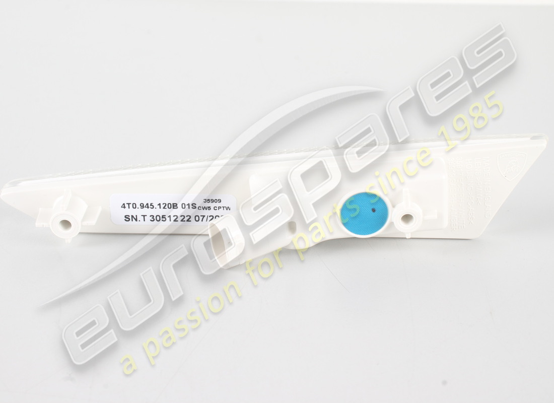 NEW LAMBORGHINI SIDE MARKER LIGHT. PART NUMBER 4T0945120B (3) new lamborghini side marker light. part number 4t0945120b (3)