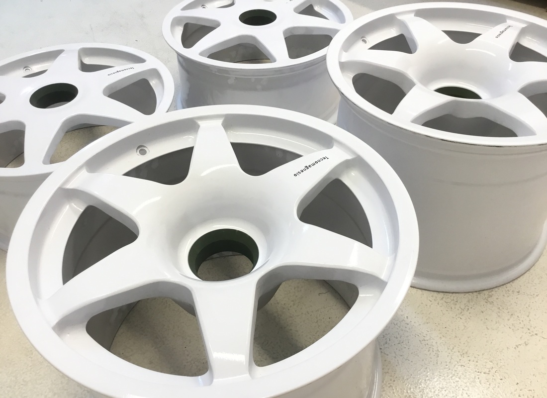 NEW LAMBORGHINI SVR WHITE RACING CENTRE LOCK WHEELS SET. PART NUMBER LWHE046 (5) new lamborghini svr white racing centre lock wheels set. part number lwhe046 (5)