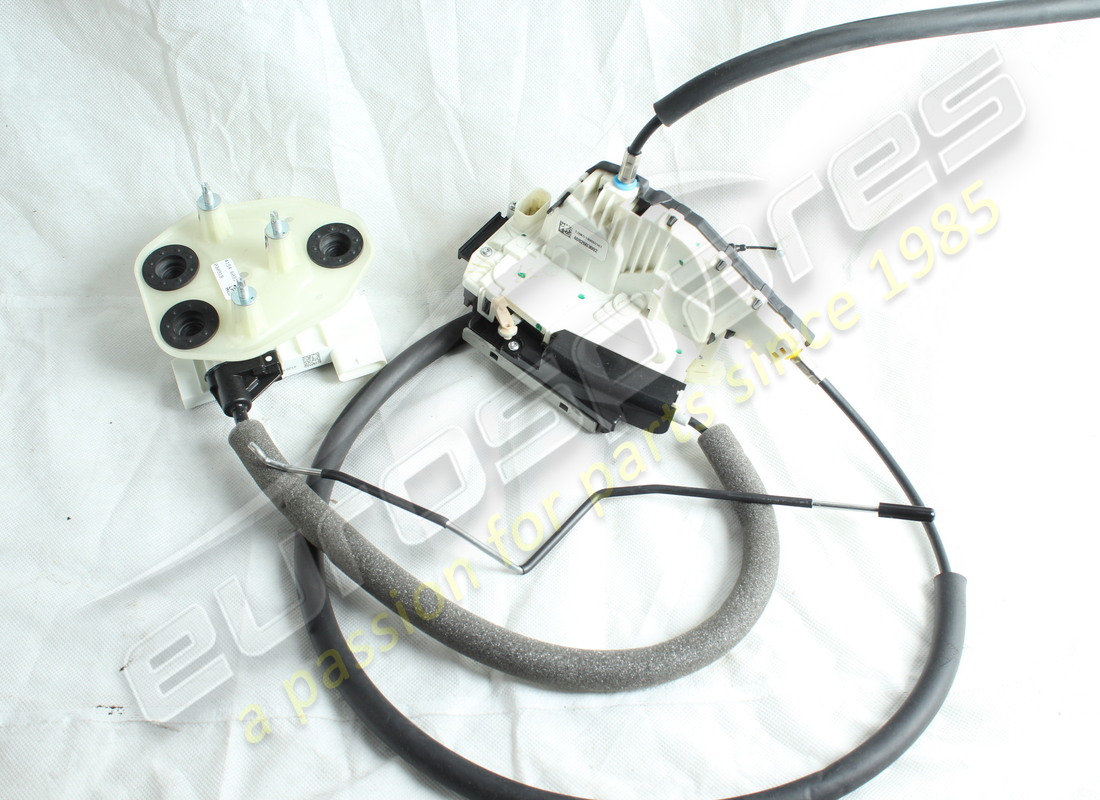 new maserati rh front door lock. part number 670107805 (1)