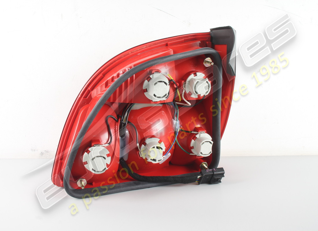 new maserati rh tail light spider. part number 186688 (3)