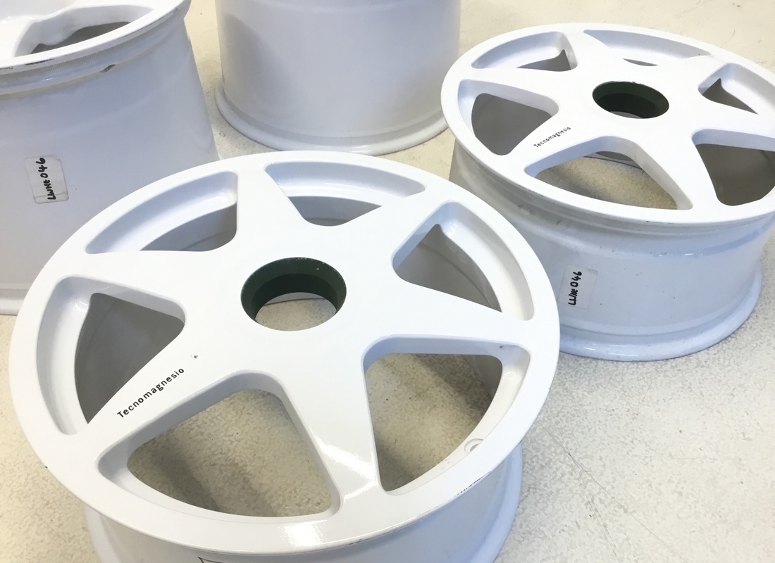 NEW LAMBORGHINI SVR WHITE RACING CENTRE LOCK WHEELS SET. PART NUMBER LWHE046 (7) new lamborghini svr white racing centre lock wheels set. part number lwhe046 (7)