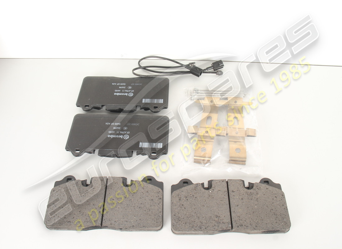 new ferrari front pads set with spring. part number 70001573 (2)