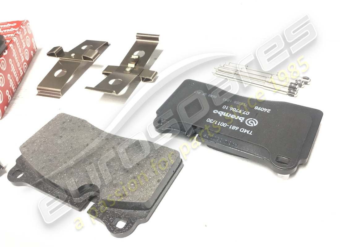 new ferrari kit of rear pads carbon ceramic. part number 70001120 (2)