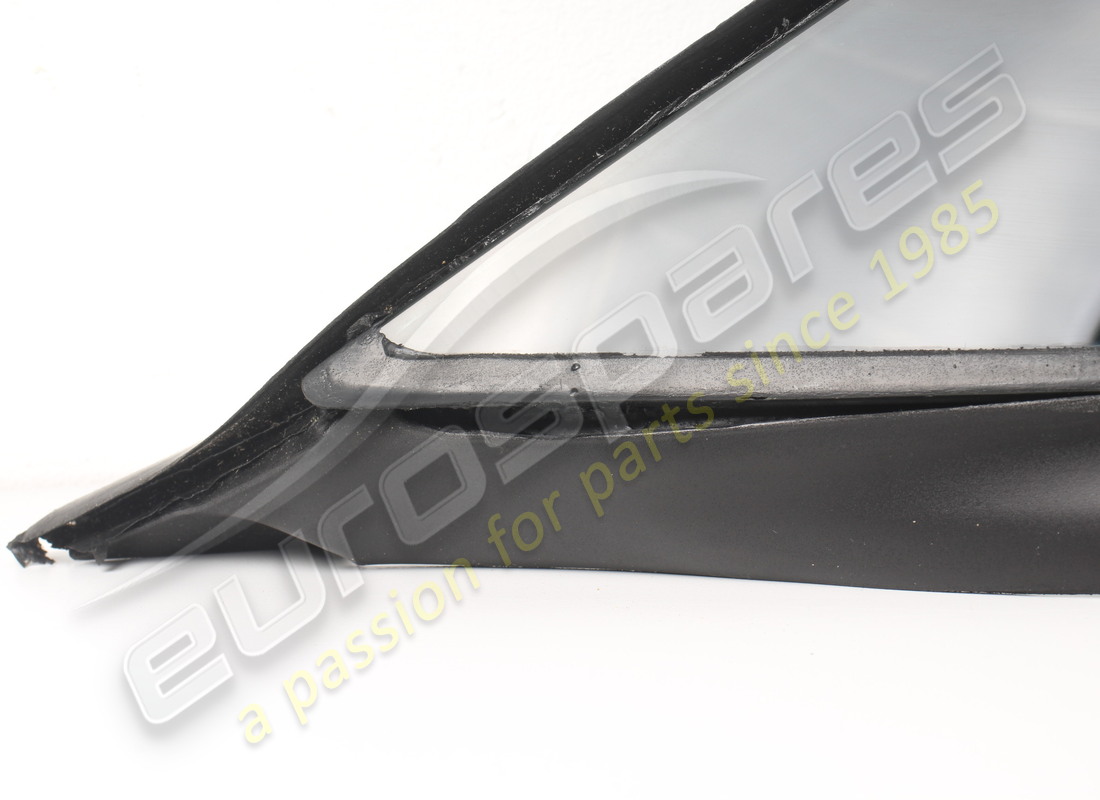 NEW FERRARI RH REAR LATERAL WINDOW. PART NUMBER 82321100 (4) new ferrari rh rear lateral window. part number 82321100 (4)