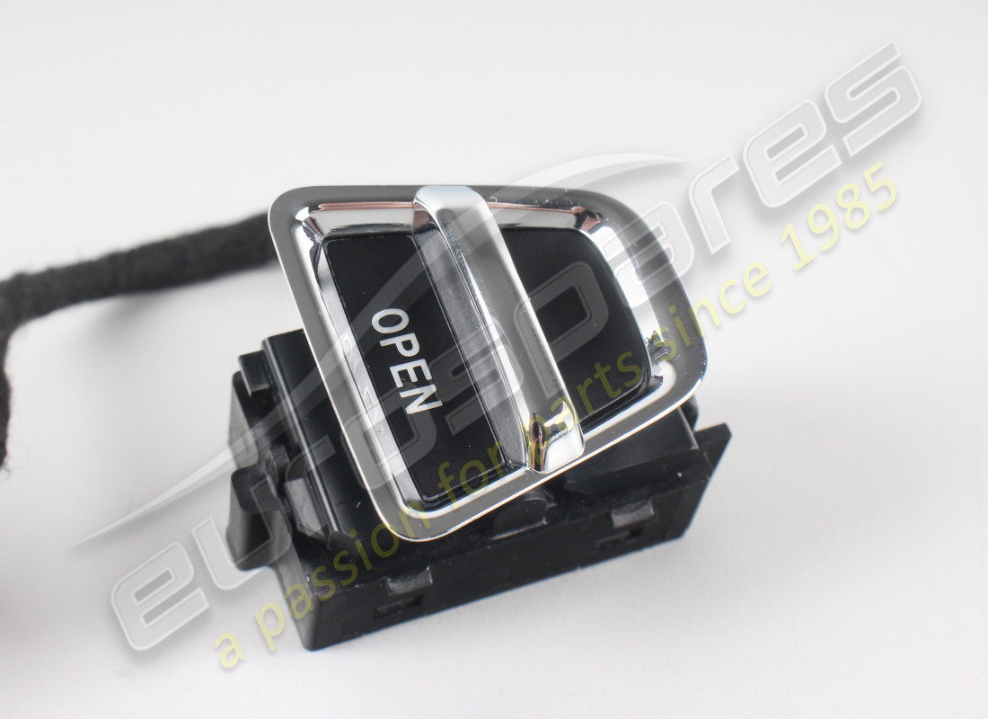 new maserati push button. part number 82918400 (2)