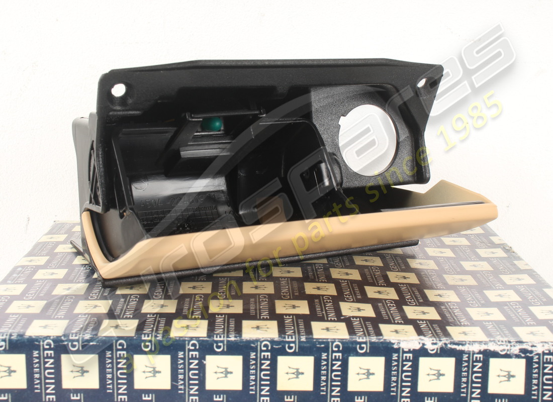 NEW (OTHER) MASERATI REAR ASHTRAY,BEIGE. PART NUMBER 981307830 (1) new (other) maserati rear ashtray,beige. part number 981307830 (1)