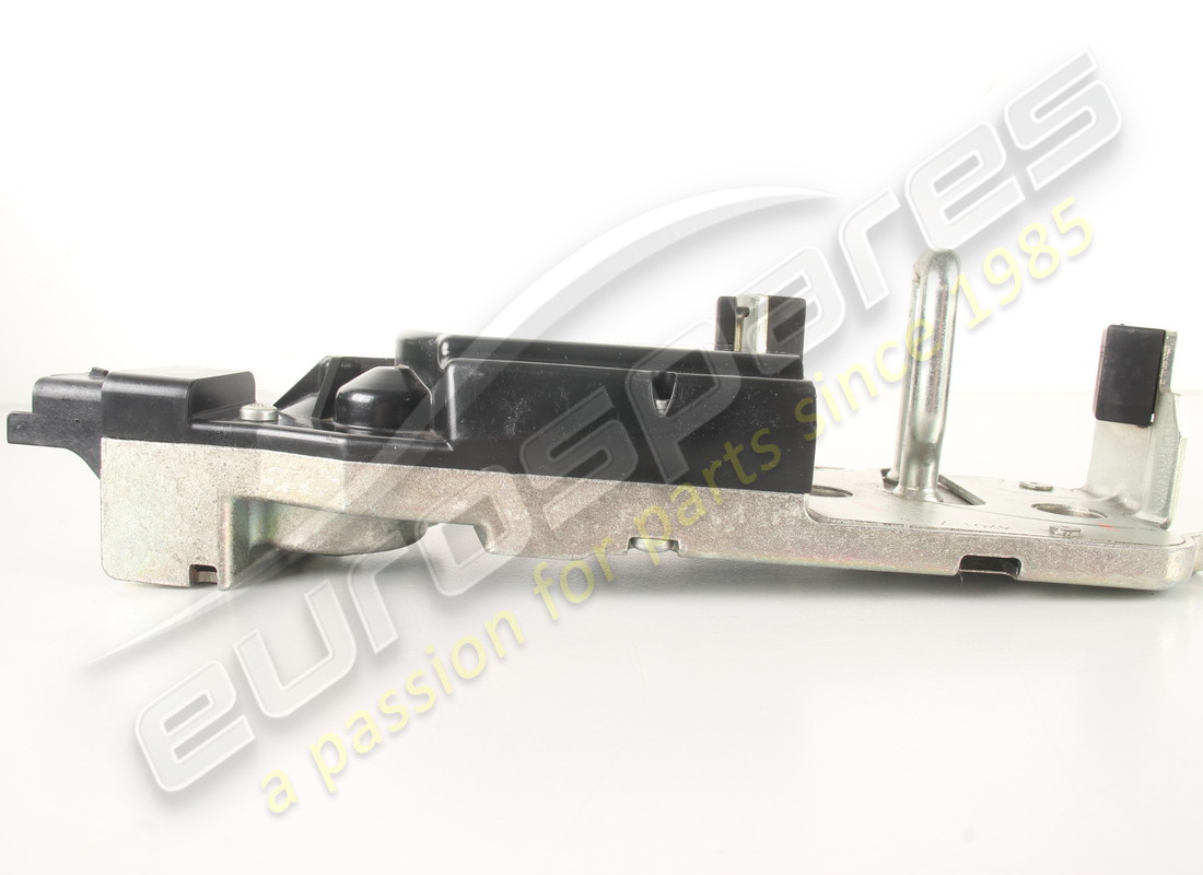 NEW FERRARI LOCK STRIKER. PART NUMBER 83629000 (4) new ferrari lock striker. part number 83629000 (4)