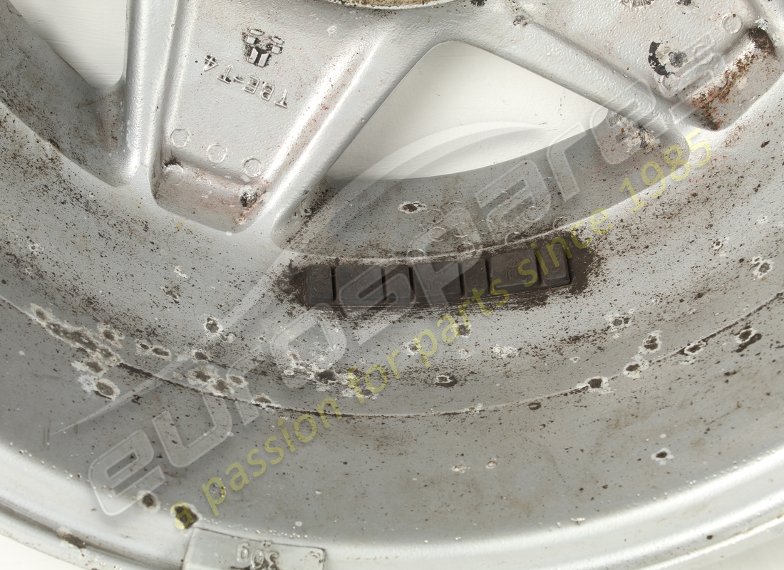 USED FERRARI ROAD WHEEL FRONT 3.2 MQV. PART NUMBER 127465 (7) used ferrari road wheel front 3.2 mqv. part number 127465 (7)