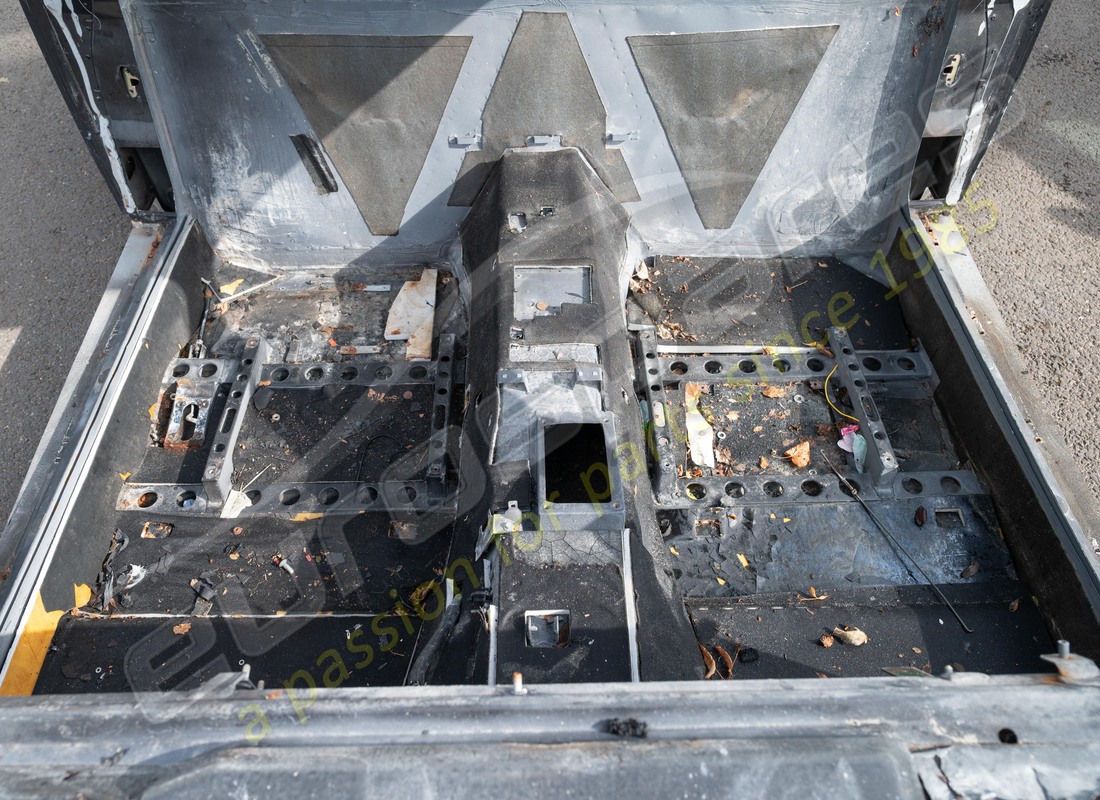 USED FERRARI 550 COMPLETE BODYSHELL BARE. PART NUMBER 65375900 (7) used ferrari 550 complete bodyshell bare. part number 65375900 (7)