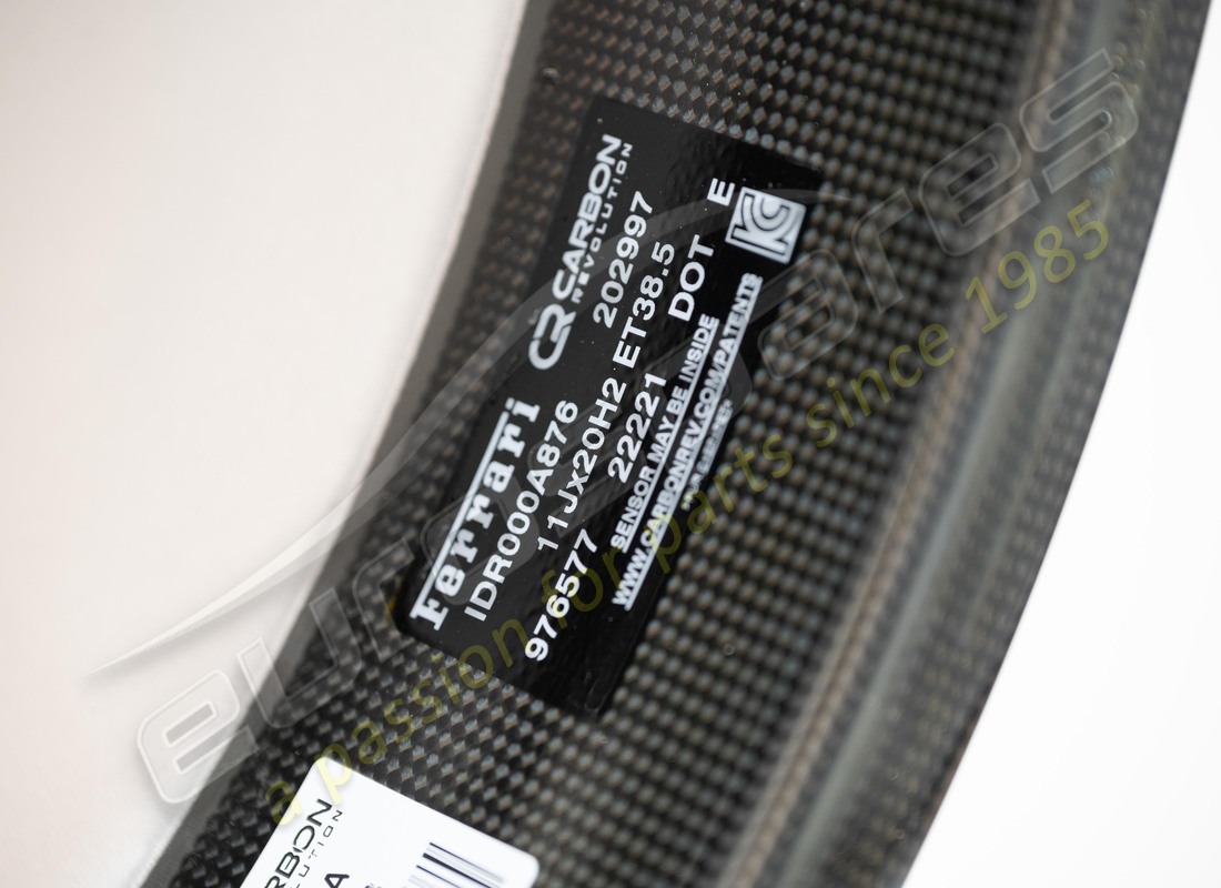 new ferrari carbon fiber wheels set + titanium bolts. part number 70005638 (6)