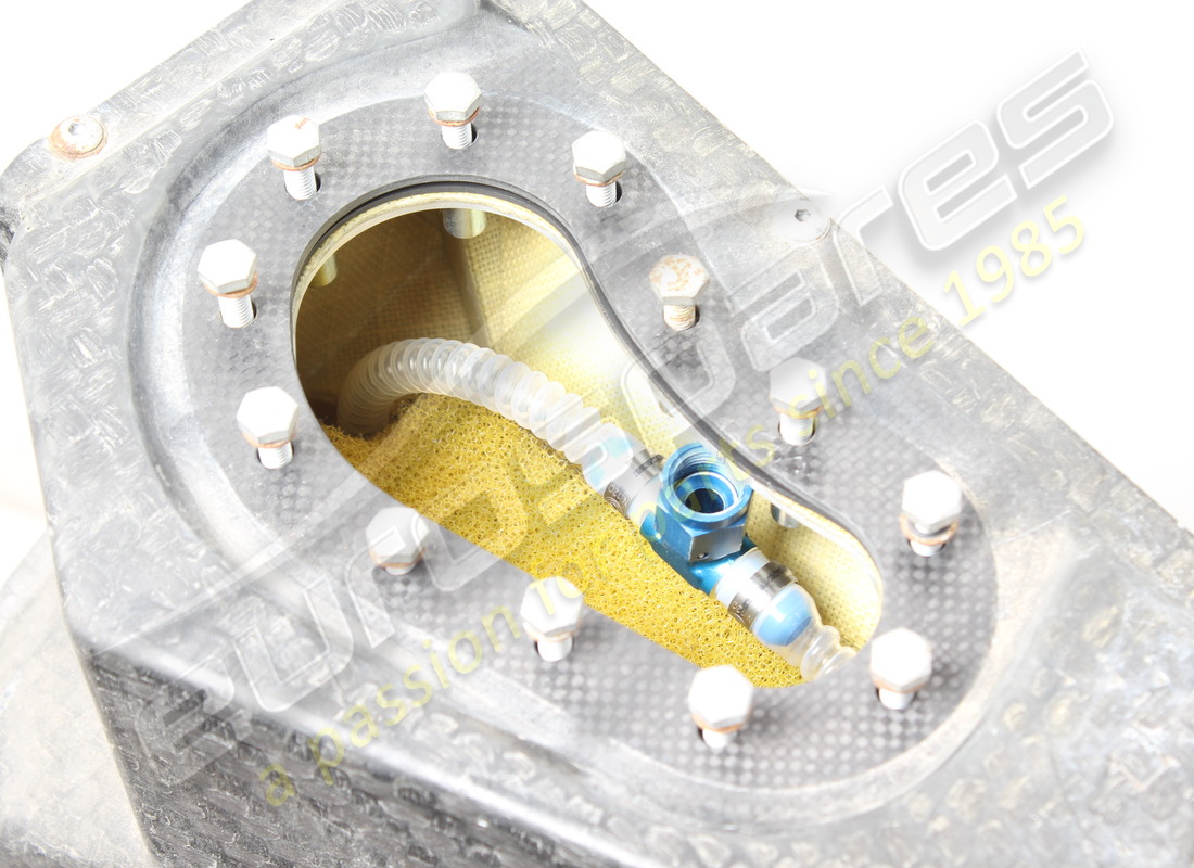 damaged eurospares tank bladder & complete fuel tank container only. part number eap1493248 (6)